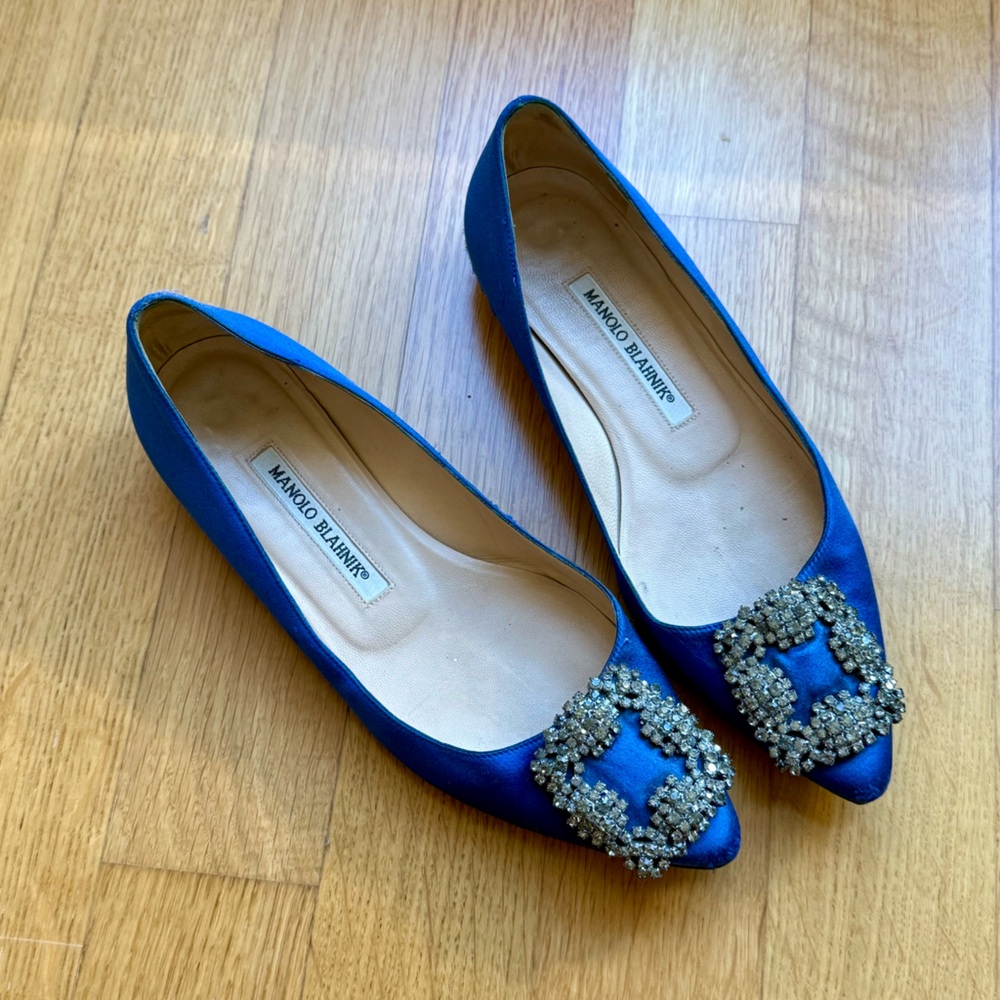 Manolo Blahnik Hangisi Satin Pumps 💙